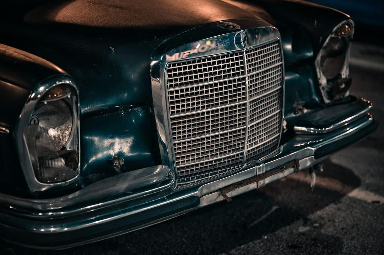 Detalj prednjeg dijela automobila - razlike u nijansama boje