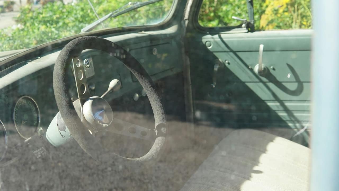Unutrašnjost automobila s rabljenim dijelovima interijera