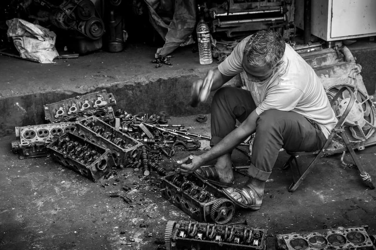 Mehaničar provjerava sustav hlađenja automobila