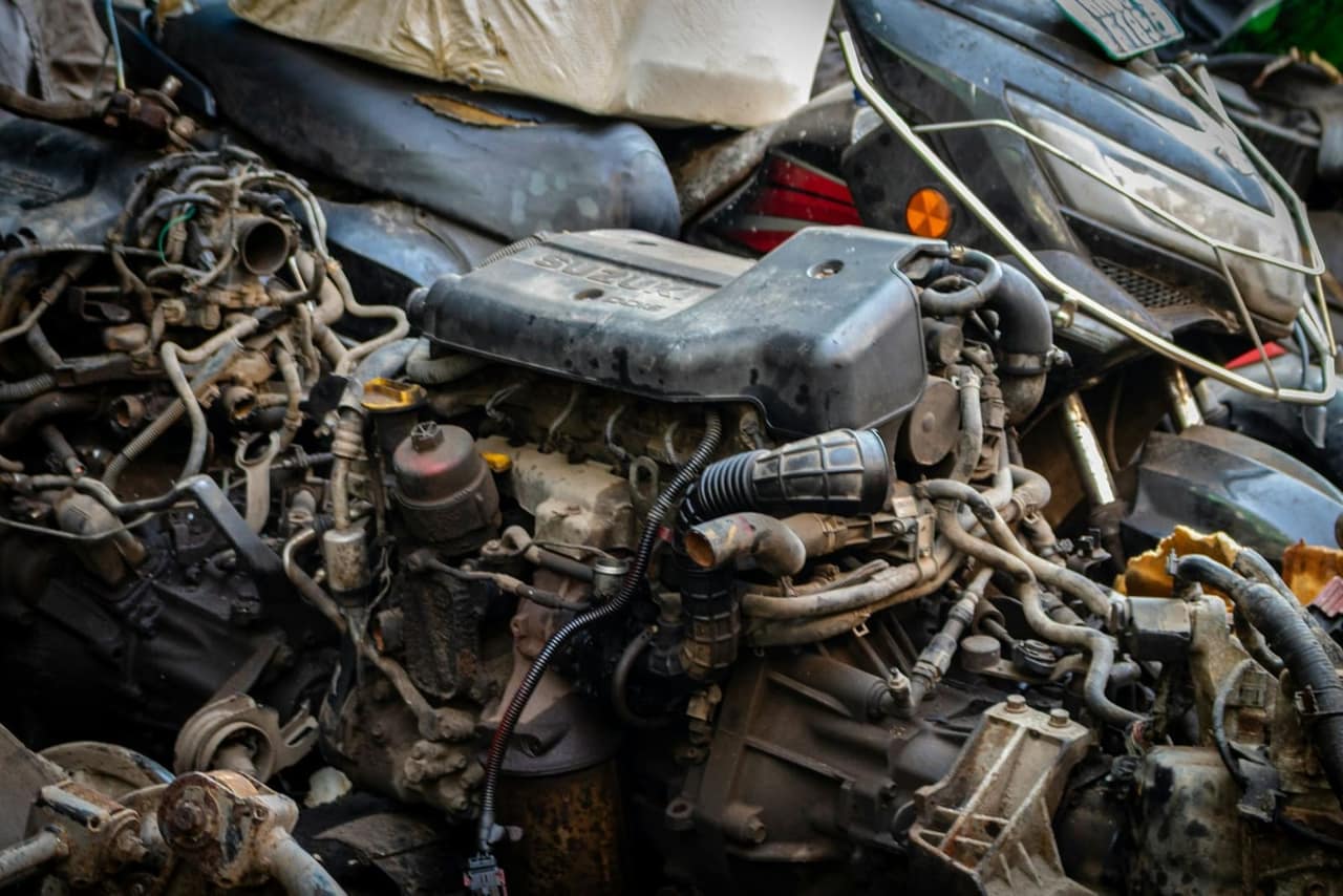 Motor automobila s vidljivim dijelovima za identifikaciju