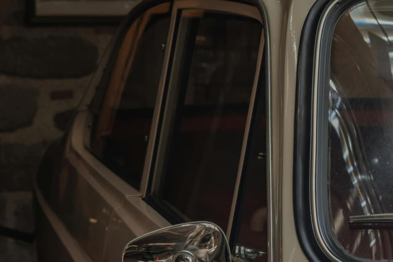 Stariji BMW na cesti, klasičan dizajn koji i danas privlači pažnju