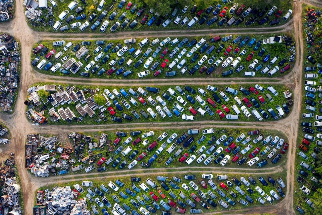 Automobili na parkingu - razni modeli i boje