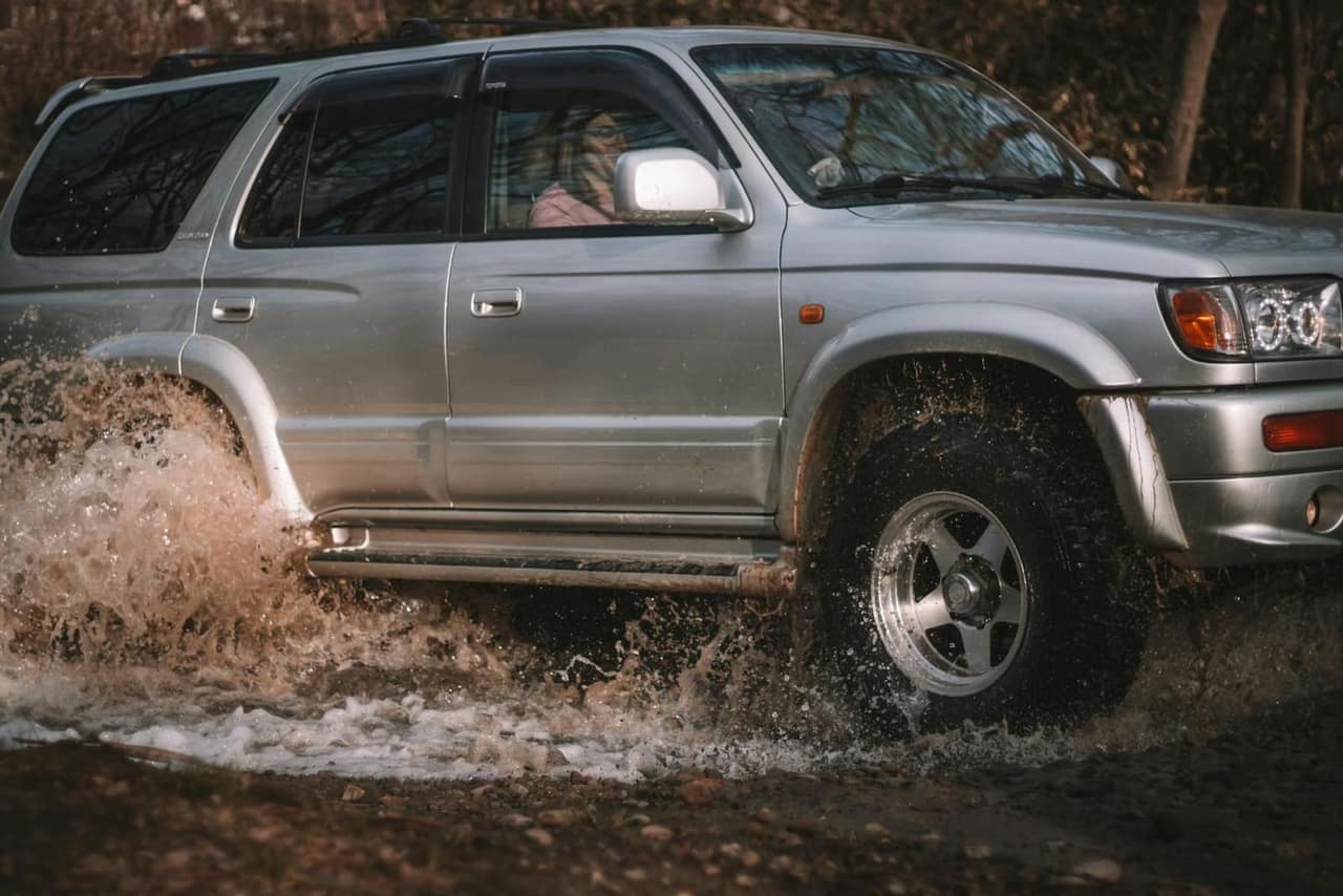 SUV terensko vozilo na off-road stazi